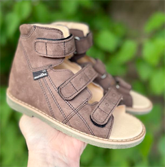 Aurelka sandal, brun - smal sandal med ekstra støtte